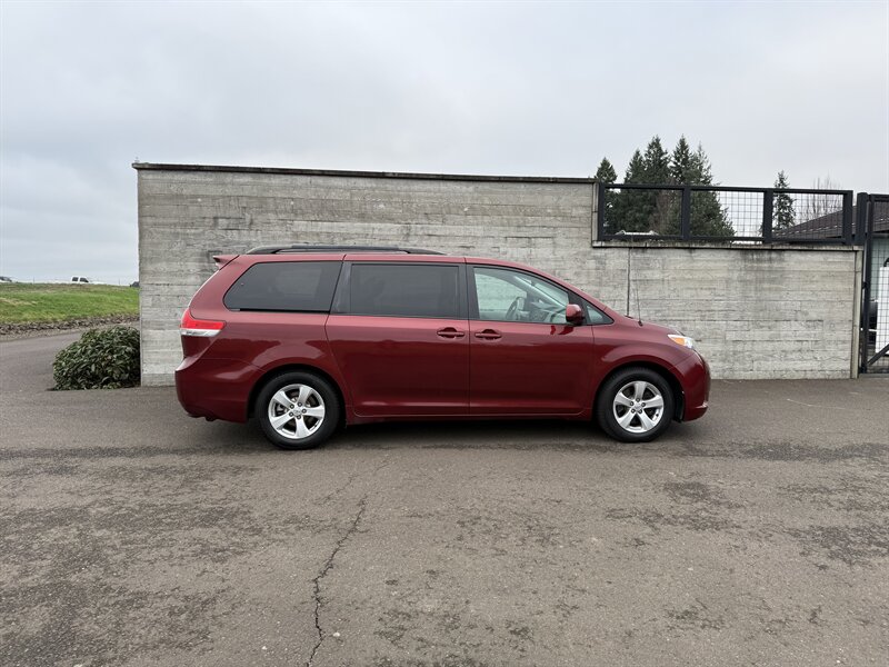 2014 Toyota Sienna LE 7-Passenger Auto Access - Photo 3 - Hillsboro, OR 97124