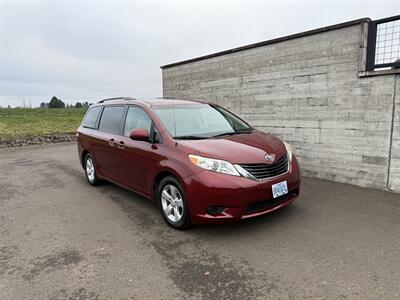 2014 Toyota Sienna LE 7-Passenger Auto Access Minivan