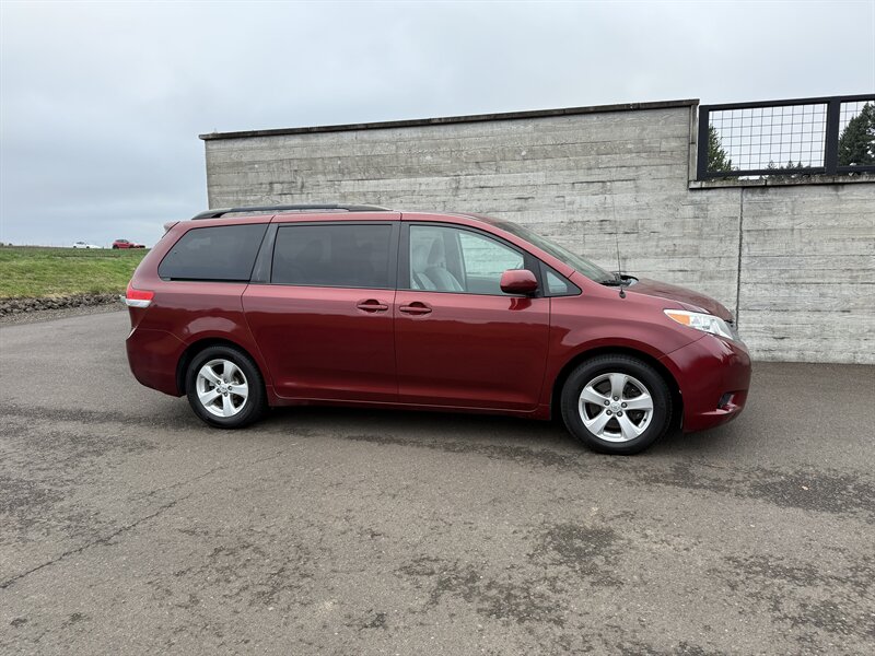 2014 Toyota Sienna LE 7-Passenger Auto Access - Photo 2 - Hillsboro, OR 97124