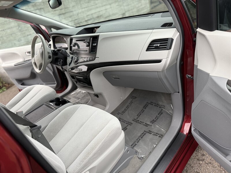 2014 Toyota Sienna LE 7-Passenger Auto Access - Photo 54 - Hillsboro, OR 97124