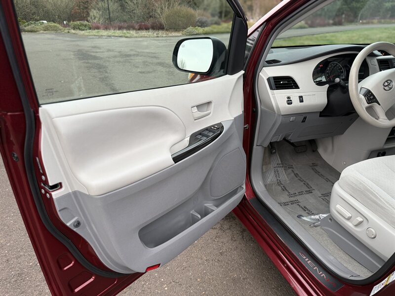 2014 Toyota Sienna LE 7-Passenger Auto Access - Photo 50 - Hillsboro, OR 97124