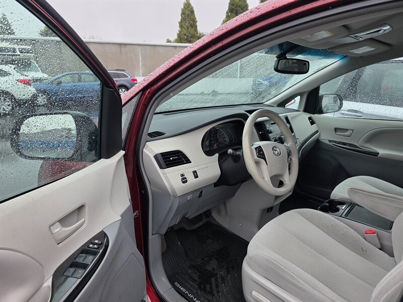 2014 Toyota Sienna LE 7-Passenger Auto Access - Photo 13 - Hillsboro, OR 97124