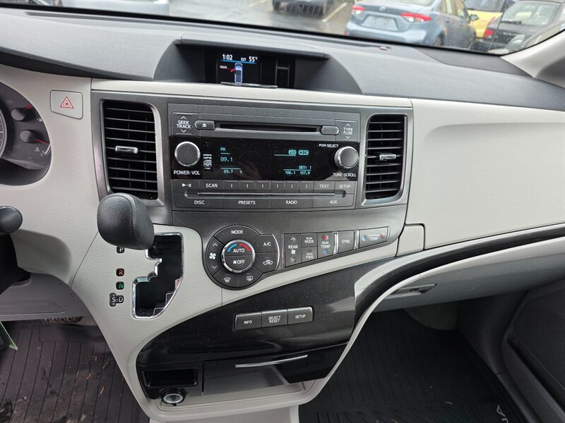 2014 Toyota Sienna LE 7-Passenger Auto Access - Photo 10 - Hillsboro, OR 97124