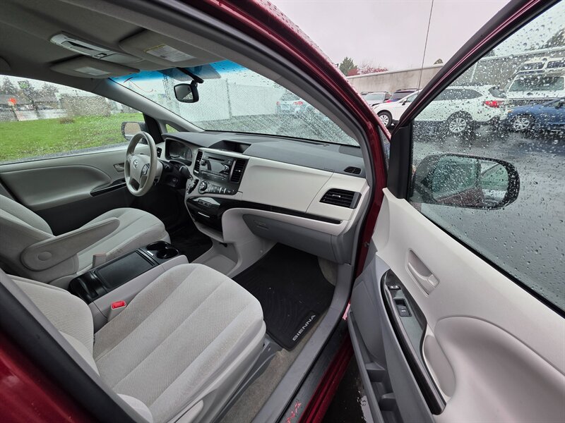 2014 Toyota Sienna LE 7-Passenger Auto Access - Photo 11 - Hillsboro, OR 97124