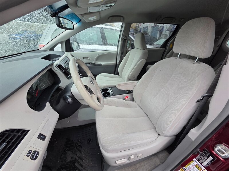 2014 Toyota Sienna LE 7-Passenger Auto Access - Photo 14 - Hillsboro, OR 97124