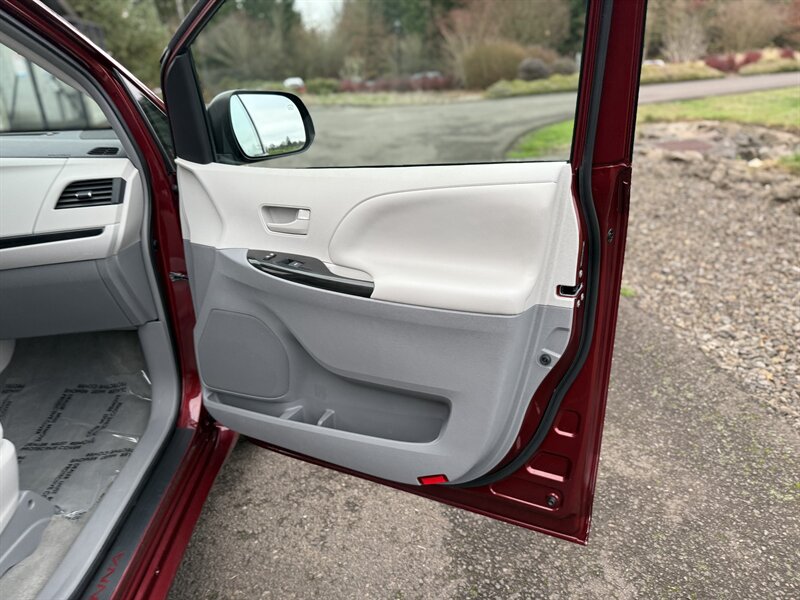2014 Toyota Sienna LE 7-Passenger Auto Access - Photo 55 - Hillsboro, OR 97124