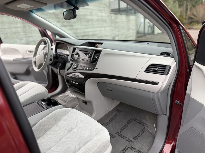 2014 Toyota Sienna LE 7-Passenger Auto Access - Photo 52 - Hillsboro, OR 97124