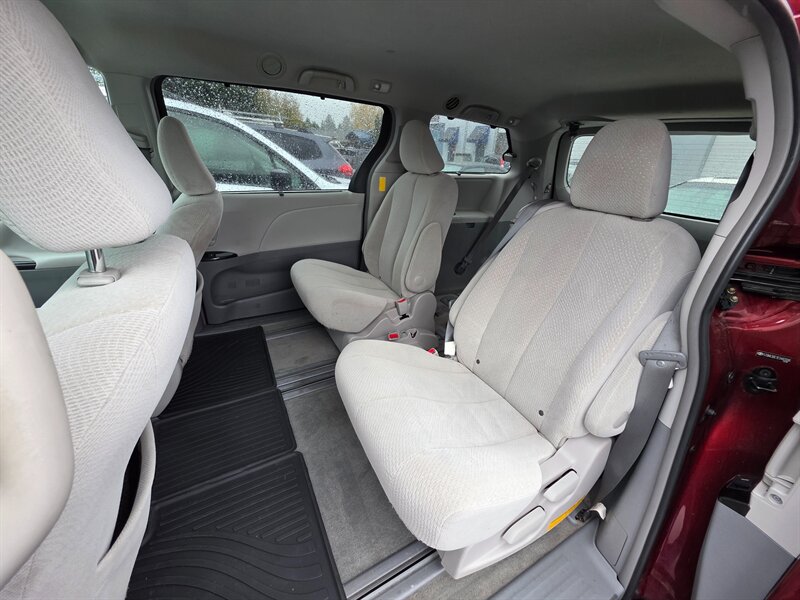 2014 Toyota Sienna LE 7-Passenger Auto Access - Photo 15 - Hillsboro, OR 97124