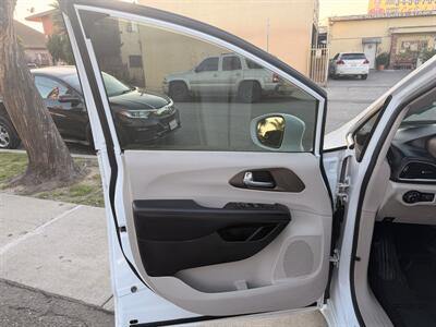 2018 Chrysler Pacifica Touring L   - Photo 14 - South Gate, CA 90280