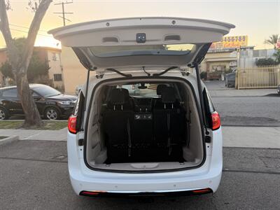 2018 Chrysler Pacifica Touring L   - Photo 11 - South Gate, CA 90280