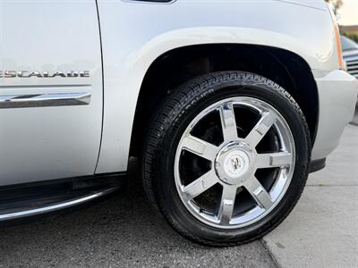 2011 Cadillac Escalade Luxury   - Photo 8 - South Gate, CA 90280