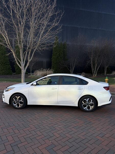 2021 Kia Forte LXS   - Photo 1 - Owensboro, KY 42303