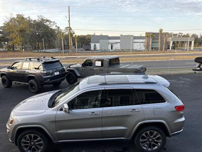 2017 Jeep Grand Cherokee Overland   - Photo 6 - Lecanto, FL 34461