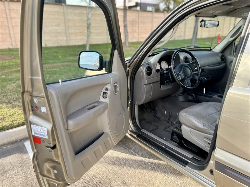 2004 Jeep JEEP LIBERTY SPORT 4X4 TRAIL RATED 3.7L V6 LTHR 4X4 YOUTUBE VIDEO   - Photo 43 - Stafford, TX 77477