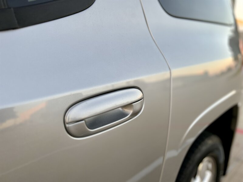 2004 GMC ENVOY XL 7 Passenger SLT 5.3L V8 AWD 290hp 4X4 BABY TAHOE YOUTUBE VIDEO   - Photo 37 - Stafford, TX 77477