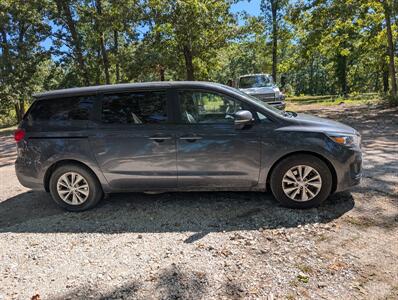 2018 Kia Sedona LX   - Photo 2 - Houston, MO 65483