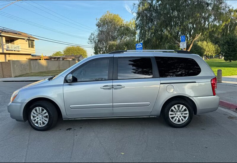 2011 Kia Sedona LX