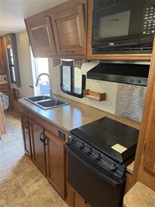 2016 LANCE 2295 - Photo 14 - Falcon, CO 80831