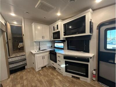 2023 Keystone ARCADIA 293SLRD   - Photo 16 - Galt, CA 95632