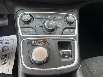 2015 Chrysler 200 Limited   - Photo 18 - Portland, OR 97267