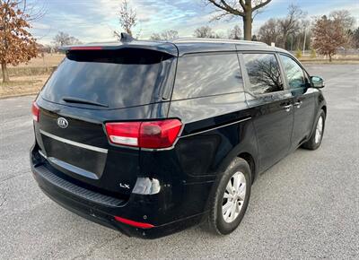 2016 Kia Sedona LX   - Photo 5 - Evansville, IN 47711