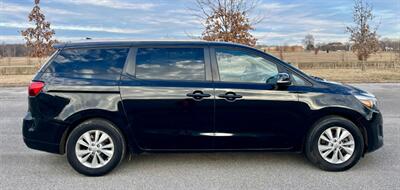 2016 Kia Sedona LX   - Photo 6 - Evansville, IN 47711