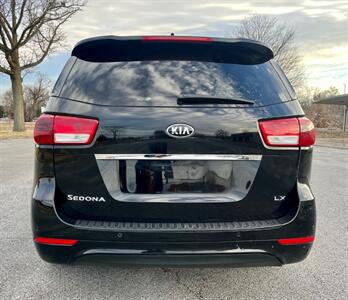 2016 Kia Sedona LX   - Photo 4 - Evansville, IN 47711