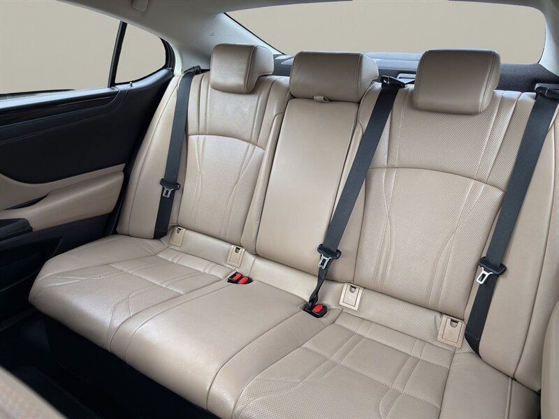 2021 Lexus ES 300h Luxury - Photo 13 - Warrington, PA 18976