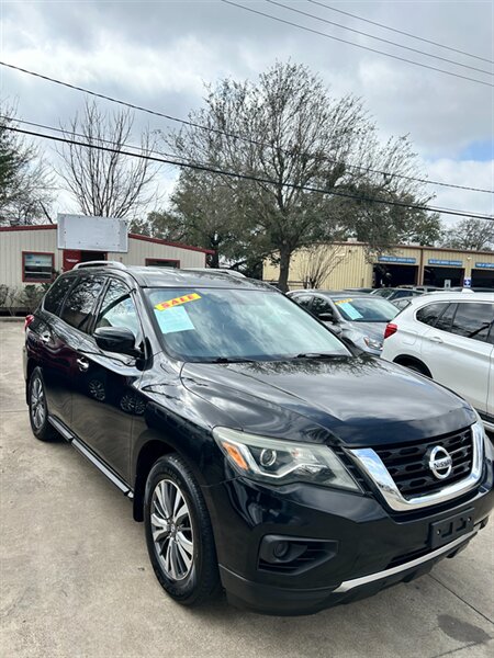 2017 Nissan Pathfinder S  
