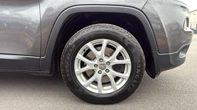 2015 Jeep Cherokee Latitude Sport Utility 4D   - Photo 56 - Manassas, VA 20109