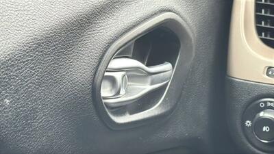 2015 Jeep Cherokee Latitude Sport Utility 4D   - Photo 28 - Manassas, VA 20109