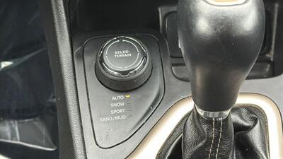 2015 Jeep Cherokee Latitude Sport Utility 4D   - Photo 32 - Manassas, VA 20109