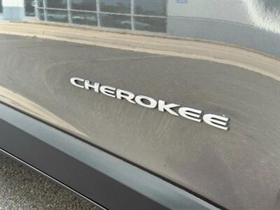 2014 Jeep Cherokee Latitude Sport Utility 4D - Photo 17 - Manassas, VA 20109