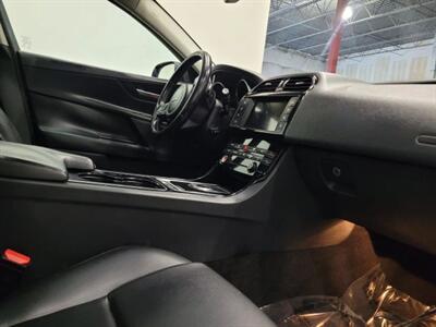 2017 Jaguar XE XE 25t Sedan 4D   - Photo 27 - Manassas, VA 20109