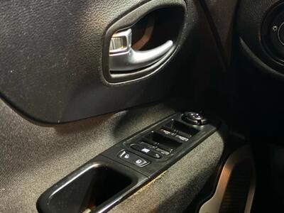 2015 Jeep Renegade Latitude Sport Utility 4D   - Photo 23 - Manassas, VA 20109
