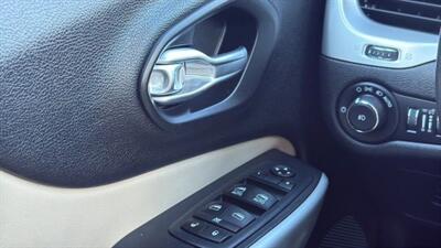 2017 Jeep Cherokee Latitude Sport Utility 4D   - Photo 28 - Manassas, VA 20109