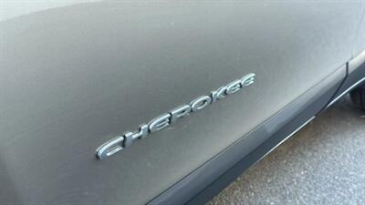 2017 Jeep Cherokee Latitude Sport Utility 4D   - Photo 16 - Manassas, VA 20109