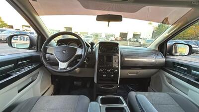 2009 Dodge Grand Caravan SXT Minivan 4D - Photo 16 - Manassas, VA 20109