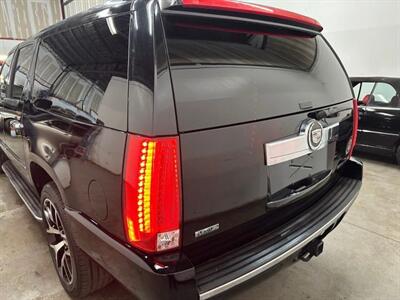 2011 Cadillac Escalade ESV Sport Utility 4D - Photo 6 - Manassas, VA 20109