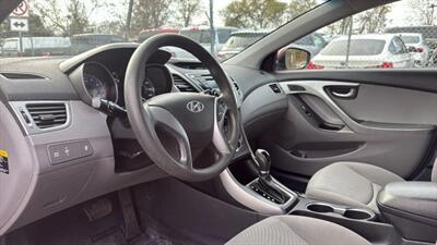 2015 Hyundai ELANTRA SE Sedan 4D - Photo 35 - Manassas, VA 20109