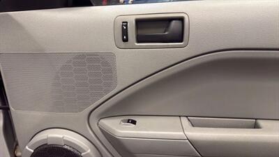 2005 Ford Mustang Deluxe Convertible 2D   - Photo 52 - Manassas, VA 20109