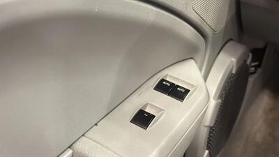 2005 Ford Mustang Deluxe Convertible 2D   - Photo 32 - Manassas, VA 20109