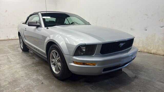 2005 Ford Mustang Deluxe Convertible 2D  
