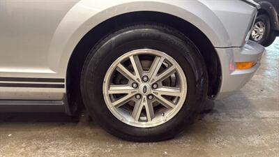 2005 Ford Mustang Deluxe Convertible 2D   - Photo 53 - Manassas, VA 20109