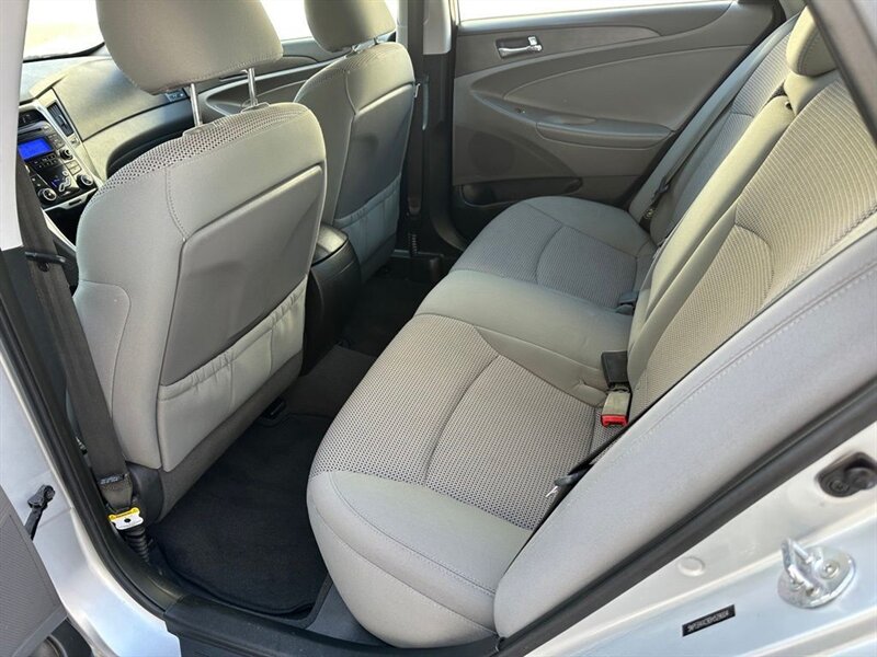2013 Hyundai SONATA GLS - Photo 8 - Indianapolis, IN 46234