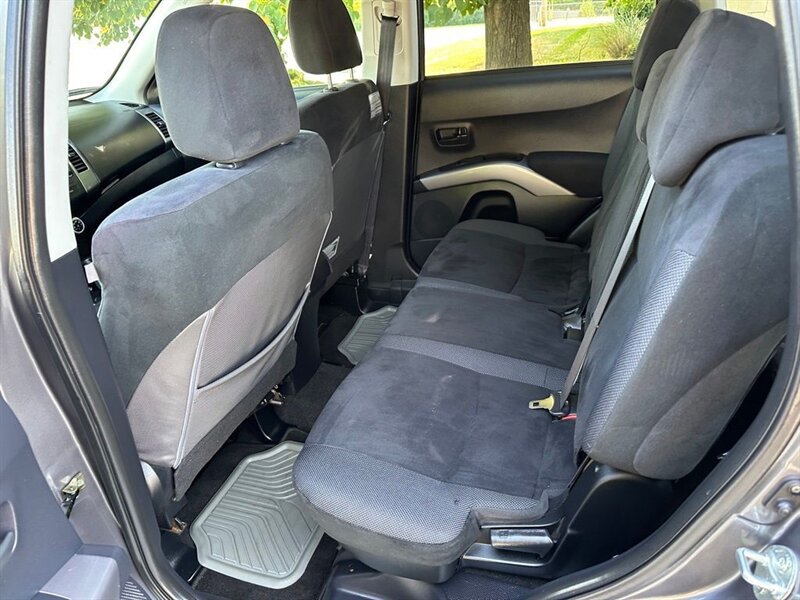 2007 Mitsubishi Outlander XLS - Photo 12 - Indianapolis, IN 46234