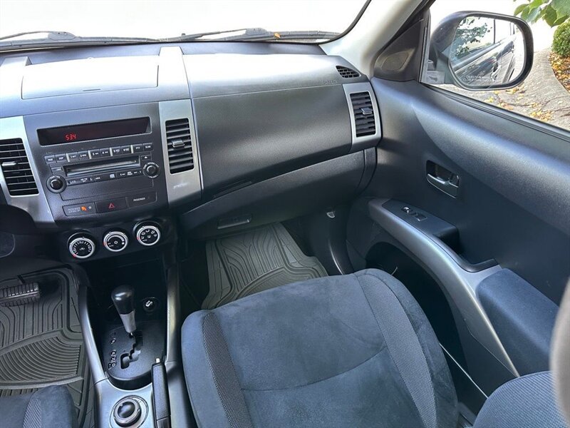 2007 Mitsubishi Outlander XLS - Photo 9 - Indianapolis, IN 46234