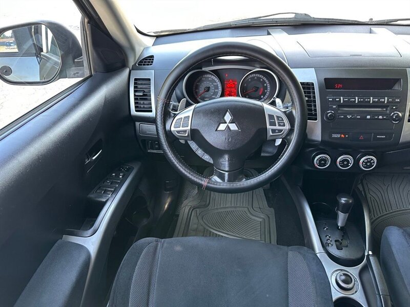 2007 Mitsubishi Outlander XLS - Photo 7 - Indianapolis, IN 46234
