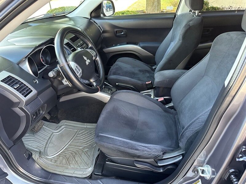 2007 Mitsubishi Outlander XLS - Photo 10 - Indianapolis, IN 46234