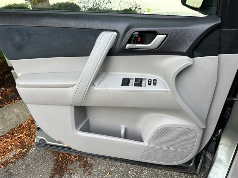 2013 Toyota Highlander Base Plus V6 - Photo 33 - Indianapolis, IN 46234